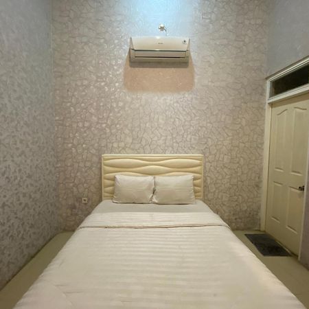 Griya Rw Family Guest House Redpartner Surakarta  Ngoại thất bức ảnh