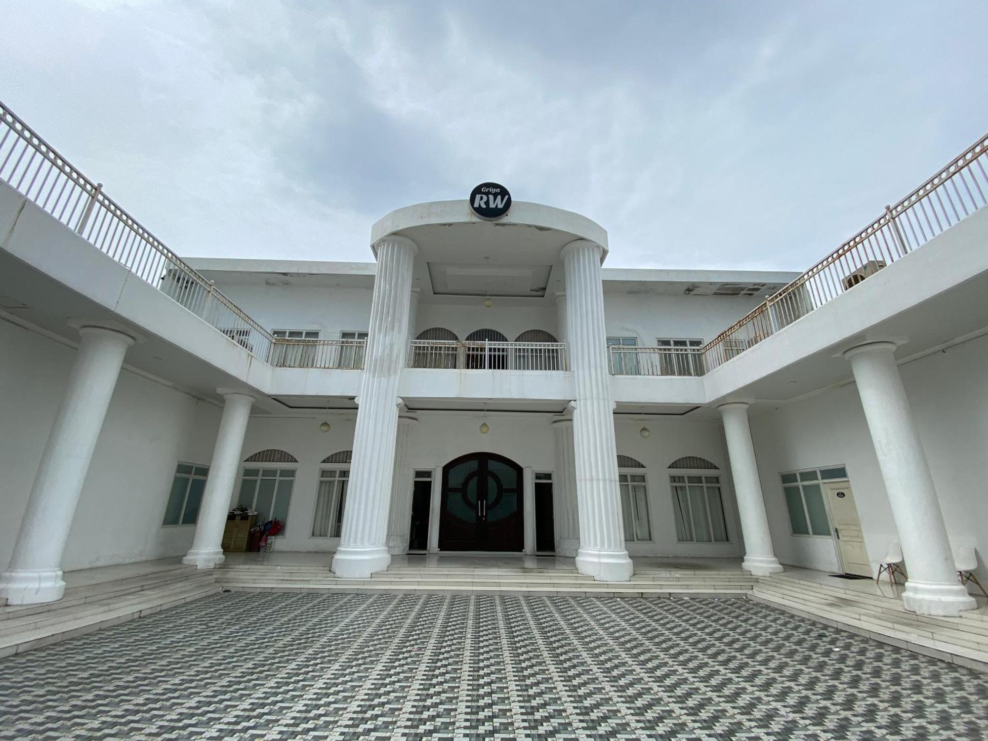 Griya Rw Family Guest House Redpartner Surakarta  Ngoại thất bức ảnh