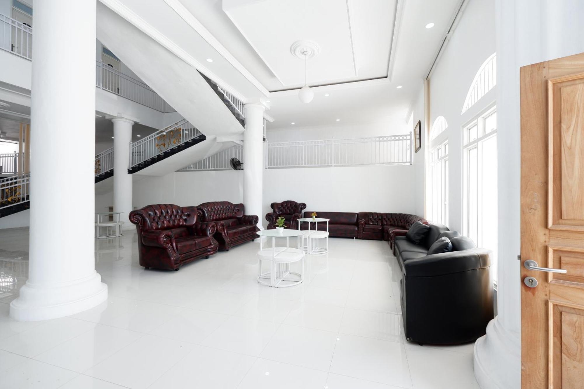 Griya Rw Family Guest House Redpartner Surakarta  Ngoại thất bức ảnh