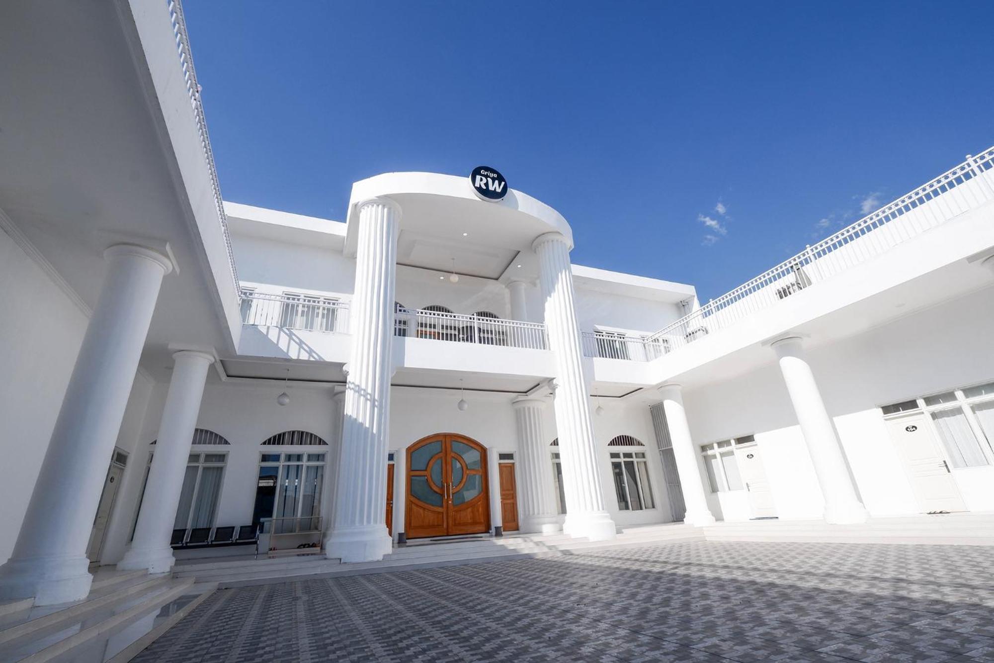 Griya Rw Family Guest House Redpartner Surakarta  Ngoại thất bức ảnh