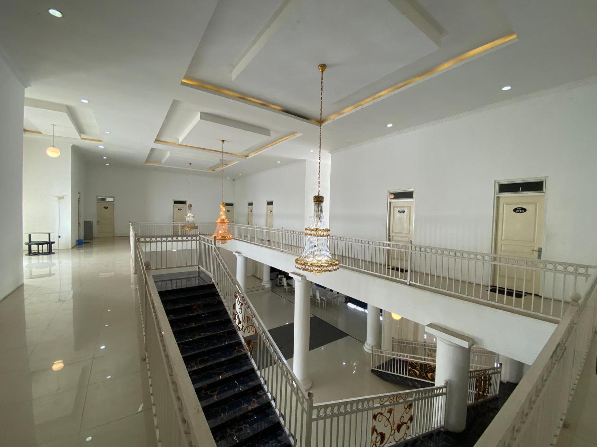 Griya Rw Family Guest House Redpartner Surakarta  Ngoại thất bức ảnh