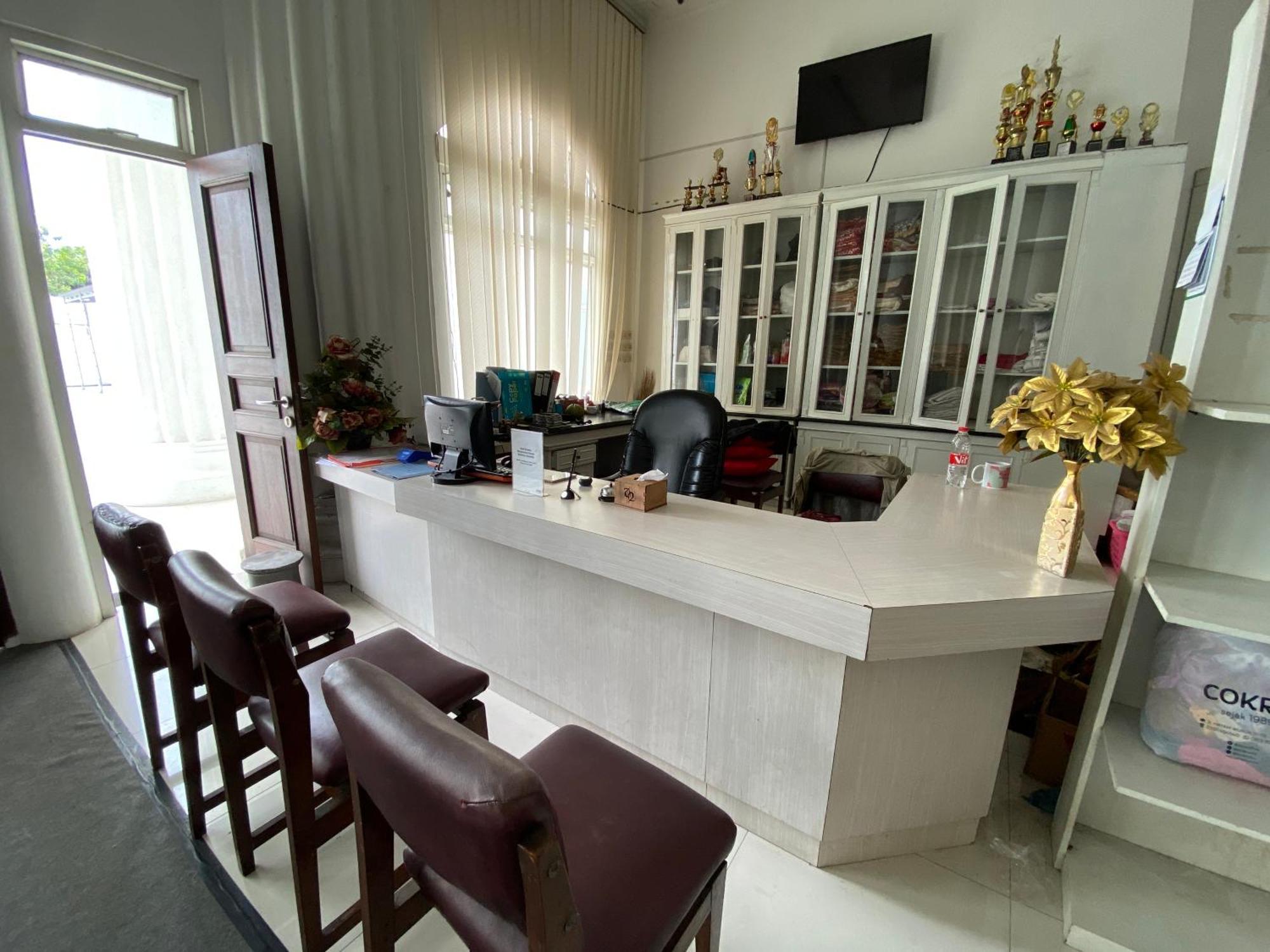 Griya Rw Family Guest House Redpartner Surakarta  Ngoại thất bức ảnh