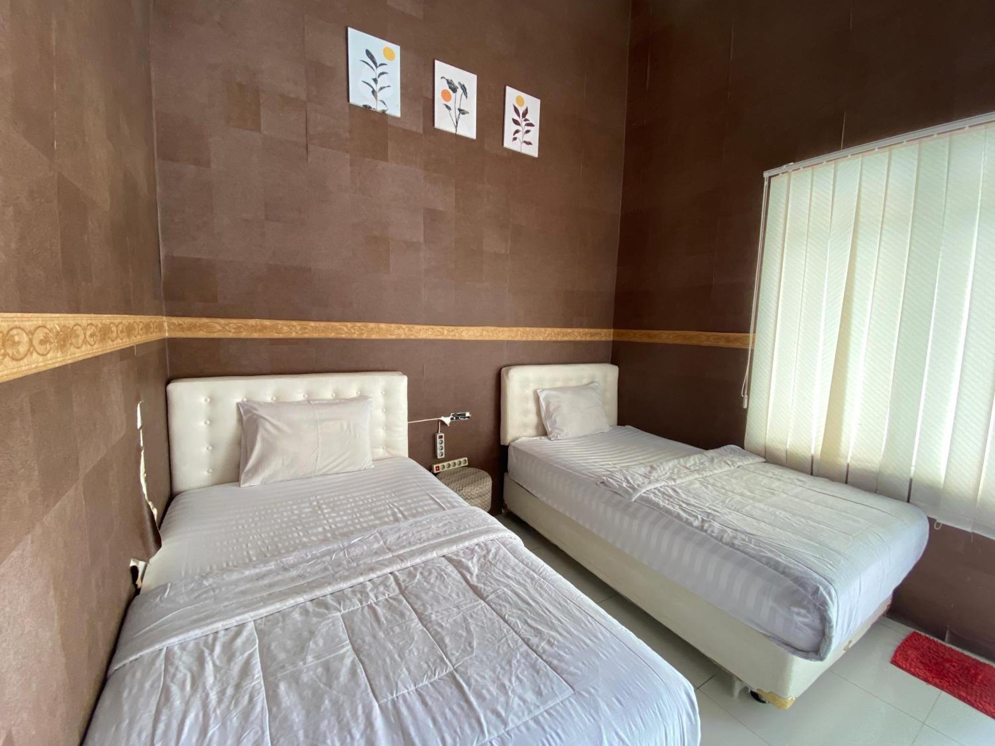 Griya Rw Family Guest House Redpartner Surakarta  Ngoại thất bức ảnh