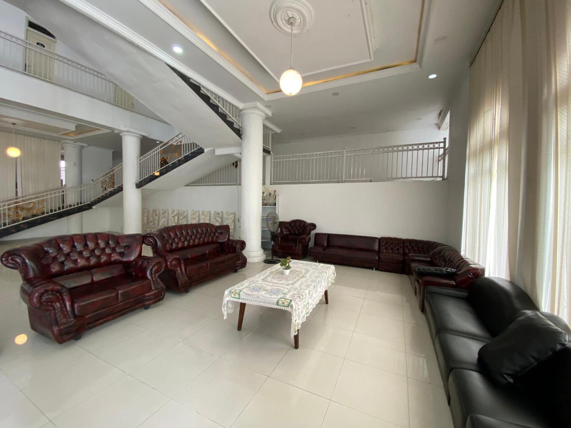 Griya Rw Family Guest House Redpartner Surakarta  Ngoại thất bức ảnh