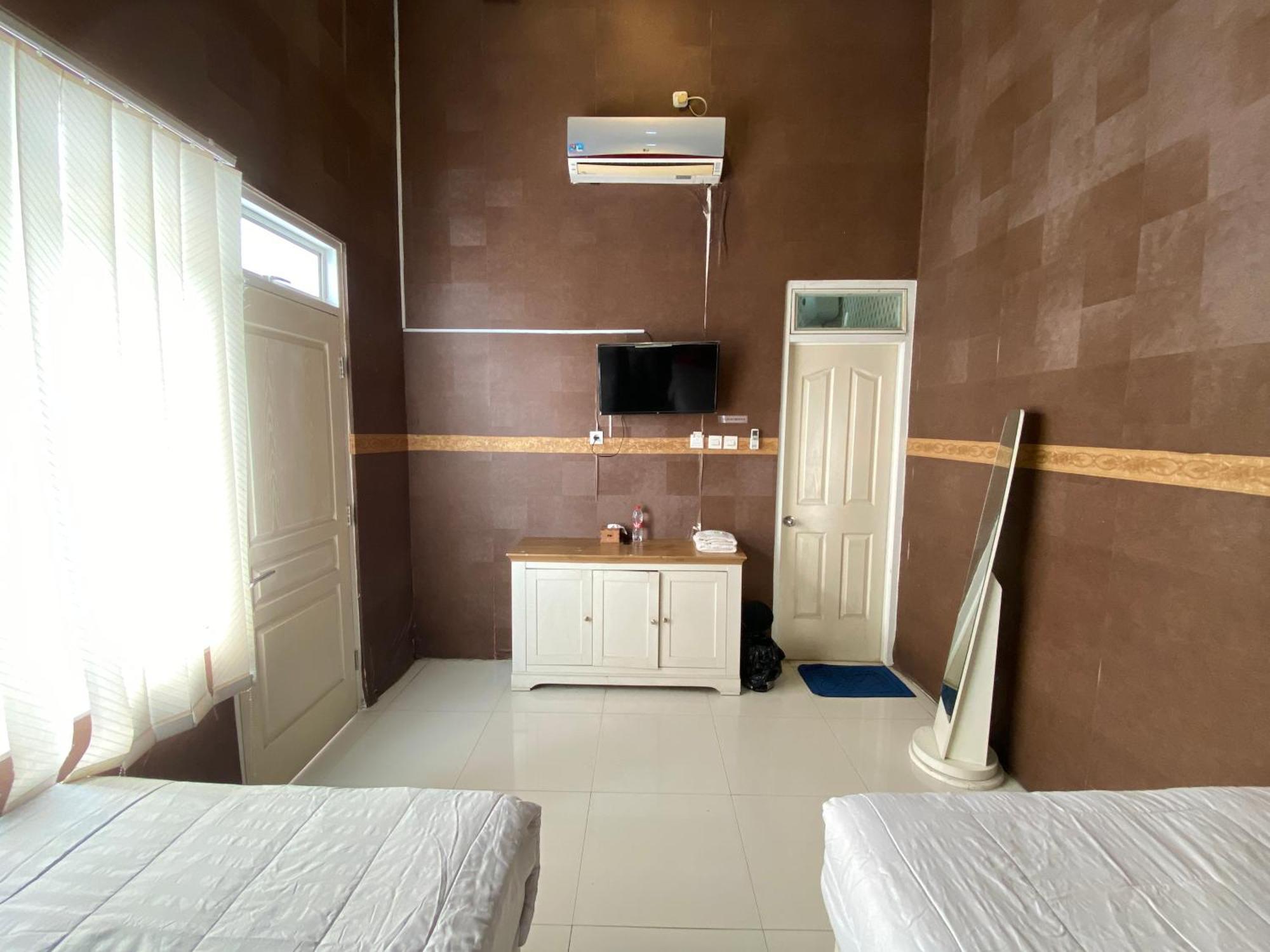 Griya Rw Family Guest House Redpartner Surakarta  Ngoại thất bức ảnh