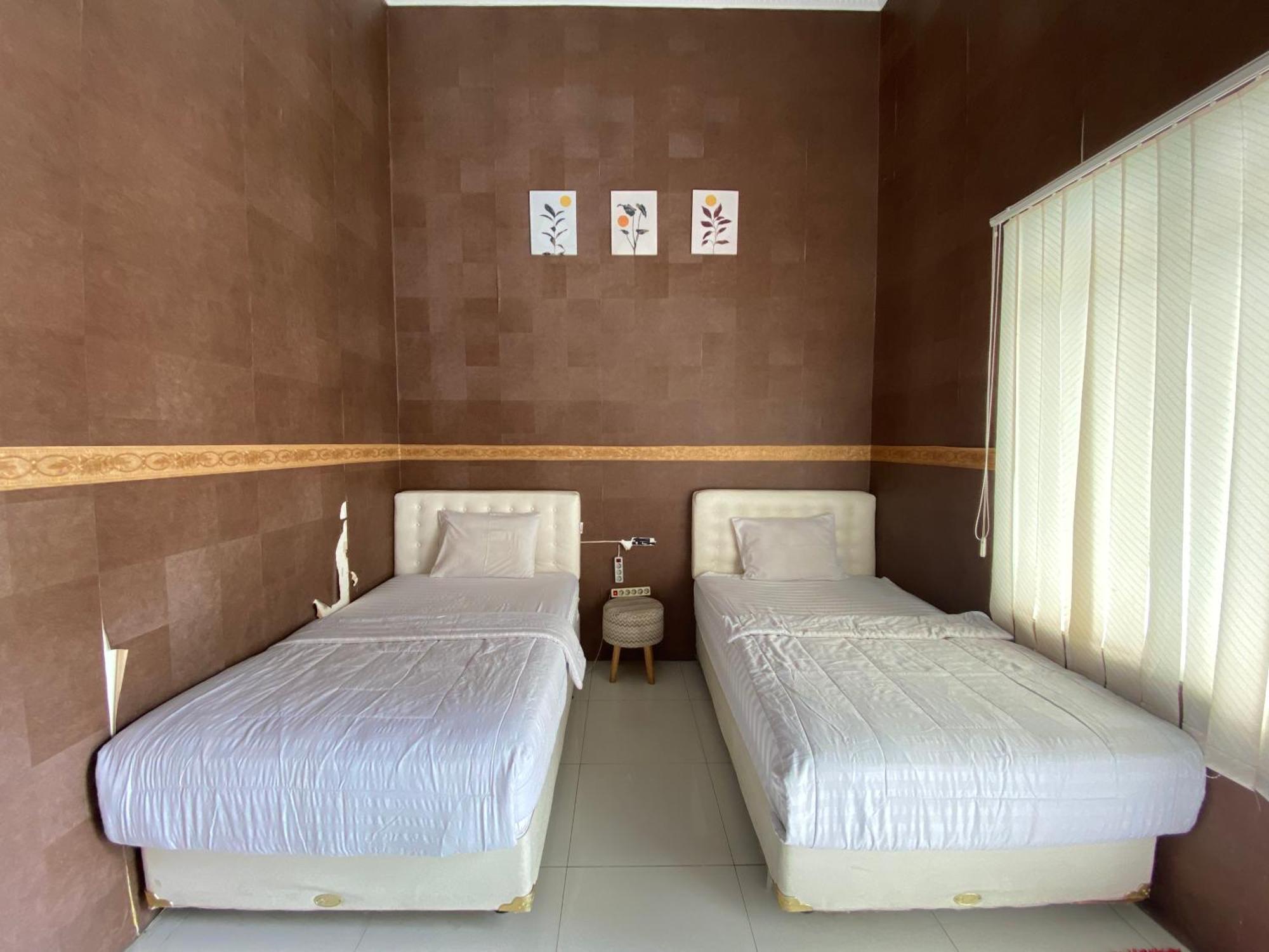 Griya Rw Family Guest House Redpartner Surakarta  Ngoại thất bức ảnh