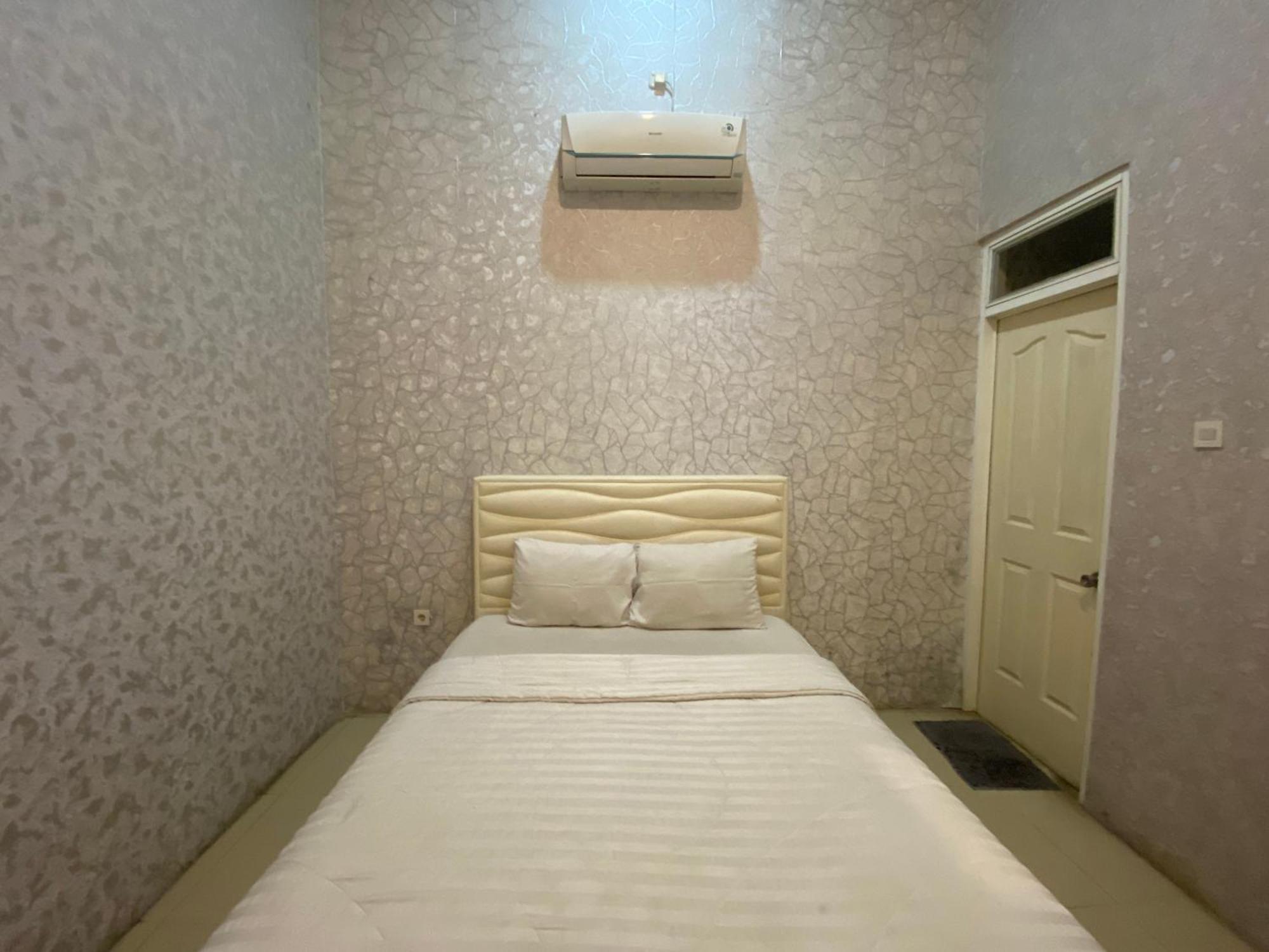 Griya Rw Family Guest House Redpartner Surakarta  Ngoại thất bức ảnh