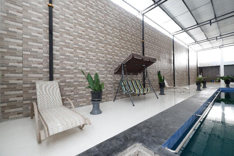 Griya Rw Family Guest House Redpartner Surakarta  Ngoại thất bức ảnh